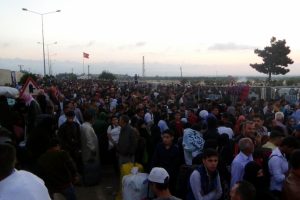Binlerce Suriyeli ülkelerine gitmek için geceden kuyruğa girdi