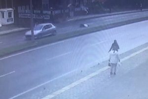 Otomobil yaşı adama böyle çarptı