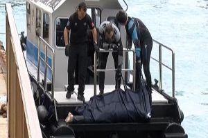Karaköy'de denizde ceset şoku