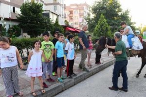 Bursa'da oruç tutan çocukları ata bindirerek ödüllendirdiler
