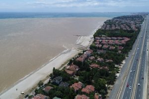 Silivri sahilleri çamura bulandı