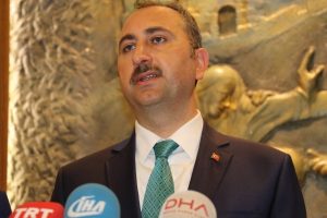 Adalet Bakanı Gül: Kahramanlık öyle tişörtüne yazarak olmaz