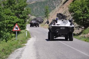 Askeri aracın geçişi sırasında patlama