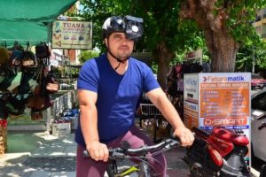 Sıcaktan bunalan bisiklet tutkunu vantilatörlü kask yaptı
