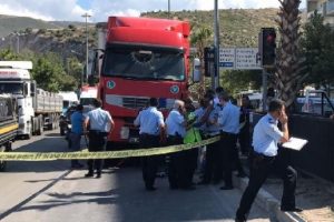 TIR'ın çarptığı anne öldü, kızı yaralandı