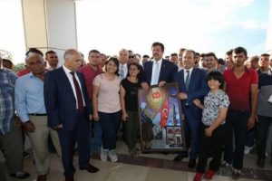 Bakan Zeybekci'ye çiçekli karşılama