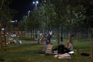 Sıcaktan bunalanlar soluğu sahilde aldı
