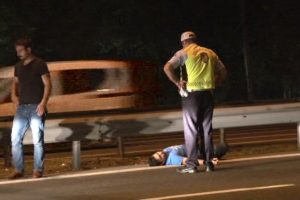 TEM'de bariyerlere çarpan sürücü yolun ortasında sızdı