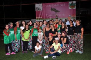 Bursa'da kadınlar şalvar giyip sahaya indi