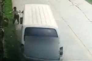 Minibüs kadına böyle çarptı