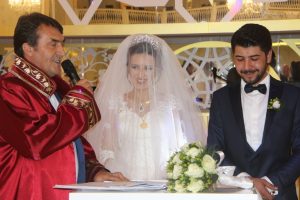 Bursa'da nikahı kıyılan çifte ev tapusu!