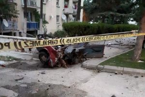 İkiye bölünen araçta feci şekilde can verdiler