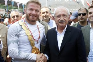 Kılıçdaroğlu, Başpehlivan Balaban'a altın hediye etti