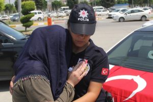 Ağabeyinin fotoğrafını öpüp sevdi