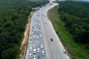 Tatilciler kilometrelerce kuyruk oluşturdu