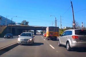 Ters yöne giren kadın sürücü trafiği birbirine kattı