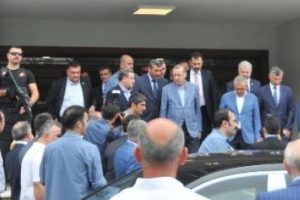 Erdoğan'ın makam aracı önünde izdiham