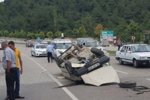 Bursa'da otomobil karşı şeride geçip takla attı: 3 yaralı