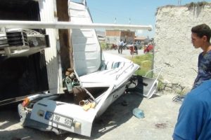 Kamyonet, otomobilin üzerine devrildi