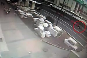 Motosikletli iki tramvay arasında kaldı