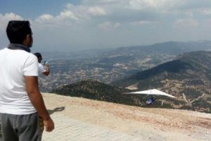 Yelkenkanat şampiyonasında pilot kayalıklara düştü