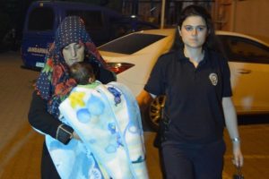 3 yaşındaki kızını döven üvey anne tutuklandı