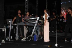 Tuğba Yurt bileti olmayanlar konser alanına alınmayınca sahneyi terk etti
