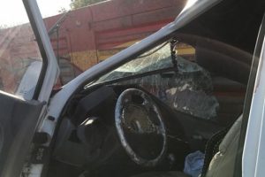 Emniyet şeridindeki kamyona ok gibi saplandı: 4 yaralı