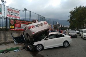 Bursa'da otomobilin karşı şeritteki aracın üzerine çıkması kamerada!