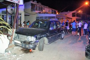5 otomobile çarptıktan sonra dükkana daldı