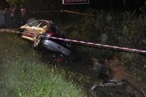 Otomobil su kanalına düştü: 5 yaralı
