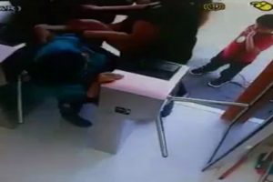 Kadın tuvalet görevlisini 1 lira için tekme tokat dövdüler