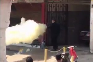 Bıçaklı saldırgana yangın tüpüyle müdahale