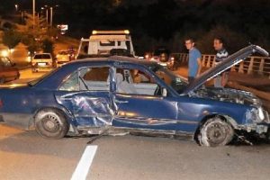 Kazadan kurtuldu, otomobiline ağladı