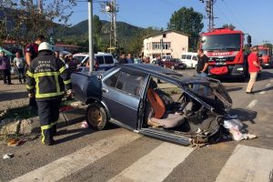 Otobüsün çarptığı otomobil ikiye bölündü: 3 yaralı
