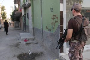 Silah sesleri polisi alarma geçirdi