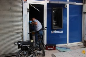 Motosikletle ATM'ye girdi