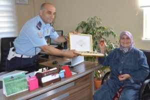 Bursa'da polis yakalayamadığı genci babaannesine şikayet etti