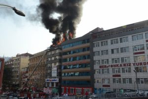 Kız yurdunun yanında çıkan yangın paniğe yol açtı