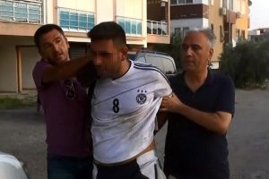 Hırsızlık şüphelisi, çatıda saklanırken yakalandı