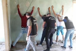 Çorum'da polis metruk binalarda denetleme yaptı