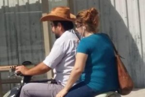 Scooter üzerinde tehlikeli yolculuk