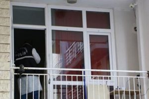 Pencerede biriken sineklerden şüphelendiler, ölü bulundu