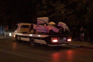 Bursa'da aşırı hız yaptı, çarptığı duvarda araç paramparça oldu, 2 kişi yaralandı