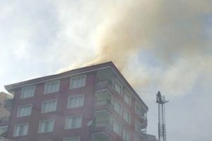 7 katlı binanın çatı katında tüp patladı