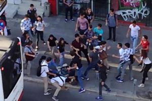 Liseliler İzmir'i birbirine kattı