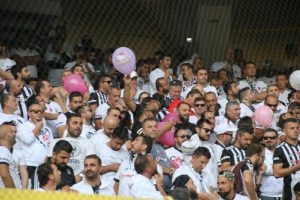 Beşiktaşlı taraftarlar balon uçurdu