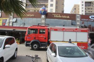 Bursa'da yangın söndürmeye gelen itfaiyeciler böreklerle karşılandı