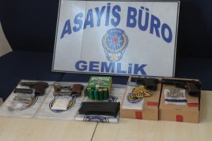 Bursa Gemlik polisinden 8 gözaltı
