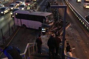 Servis minibüsü metrobüs durağına girdi!